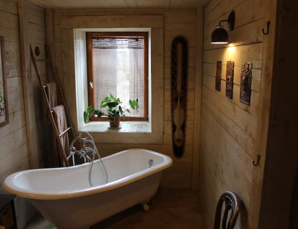 fermedelalisiere-the-gite-bathroom-rolltop-bath