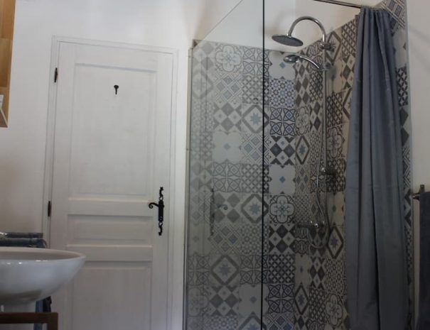 fermedelalisiere-the-gite-family-shower-room